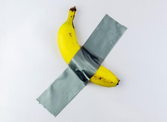 McMaken_Dzieło-sztuki-ze-starych-bananów-pokazuje-że-wartość-jest-subiektywna.jpg